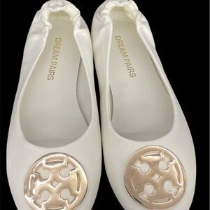 Dream Pairs White Flats with Metallic Medallion